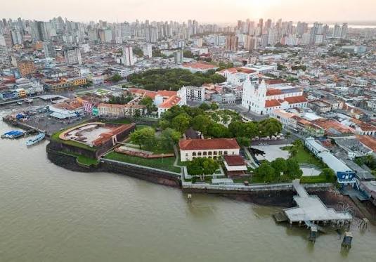Vista aérea da Cidade Velha, com o Forte do Presépio e a Catedral da Sé à beira da baía