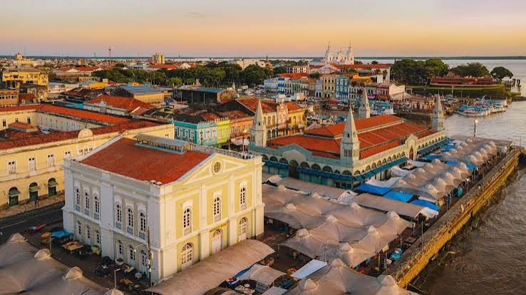 Vista aérea do Mercado Ver-o-Peso e do centro histórico de Belém ao entardecer